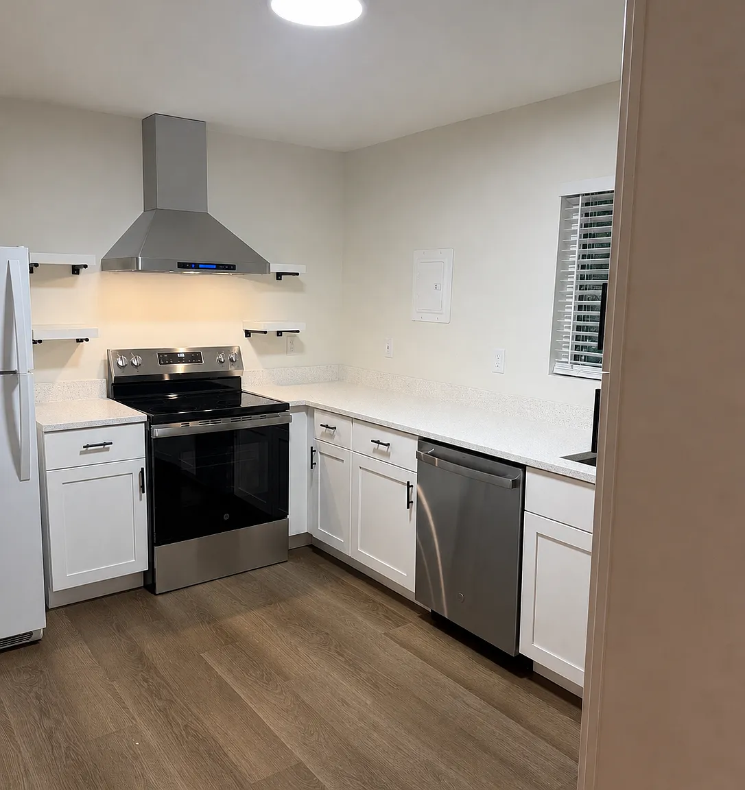 2 bed, 1.5 bath, 812 sqft, $1,625 — Photo 2