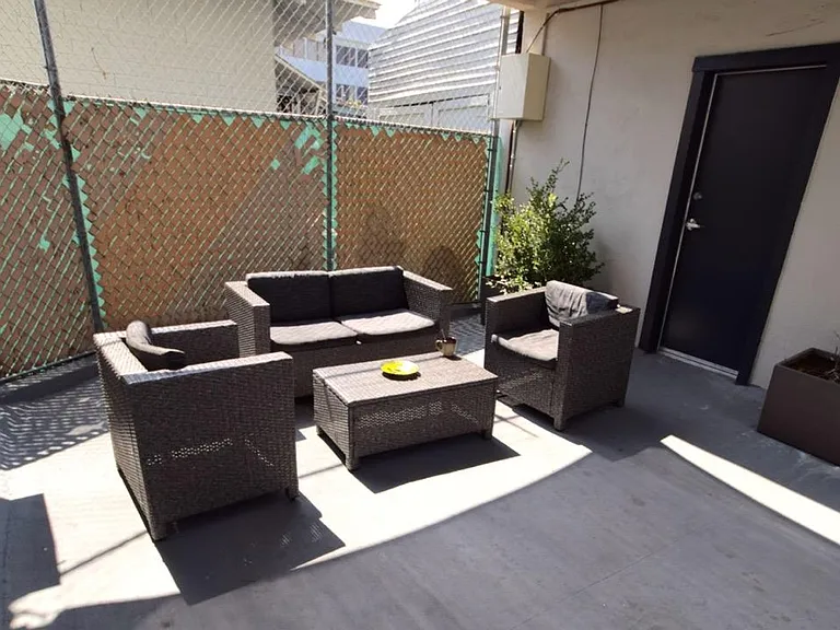 Alex Court Apartments — Photo 5