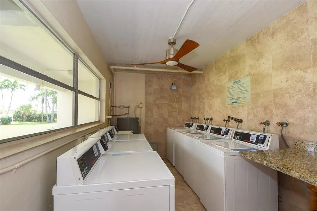 1 bed, 1.5 bath, 840 sqft, $1,695 — Photo 3