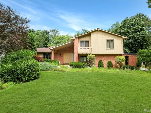 1321 Highland Mdws, Flint, MI 48532