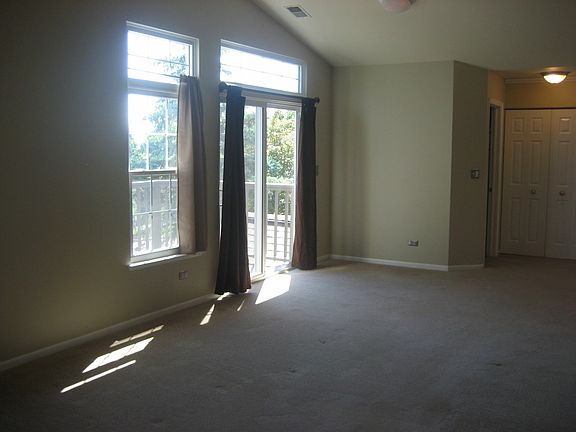 SPACIOUS LIVING ROOM WITH SLIDERS TO BALCONY