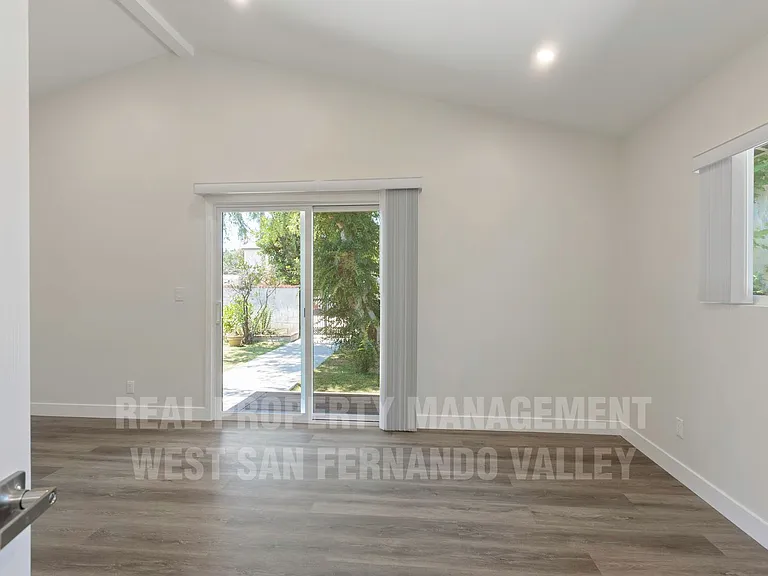 9801 Columbus Ave — Photo 25