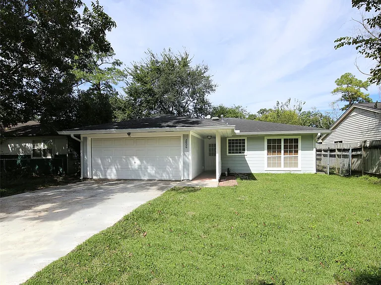 2806 Bluebonnet St — Photo 1