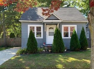 2051 Ridgemont Rd, Grosse Pointe Woods, MI 48236