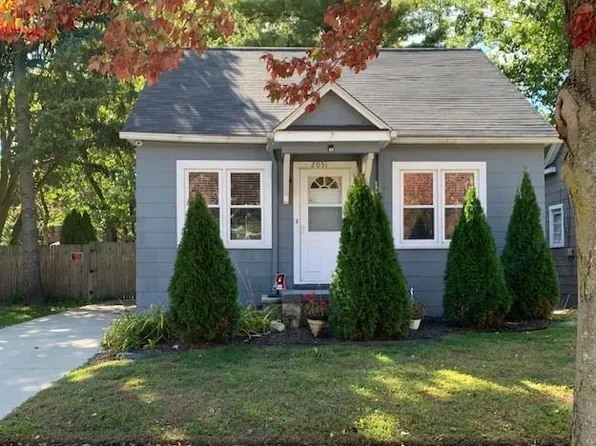 2051 Ridgemont Rd, Grosse Pointe Woods, MI 48236
