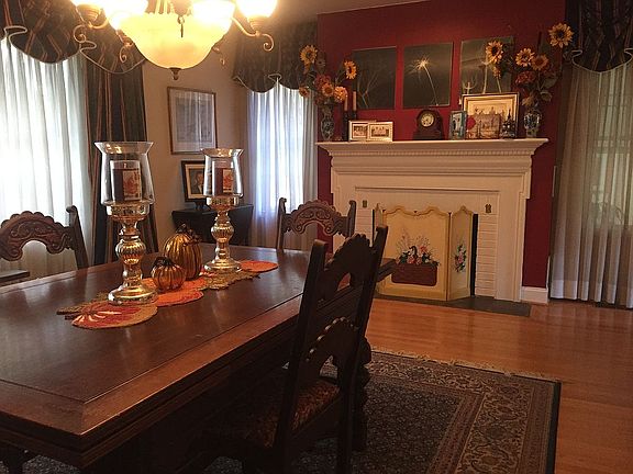 Large dining w gas fireplace