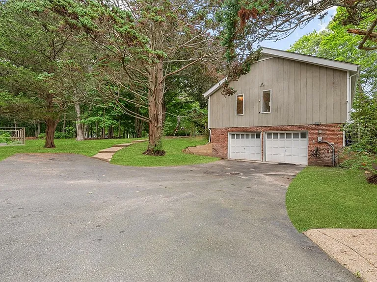 19 Peconic Ave — Photo 40