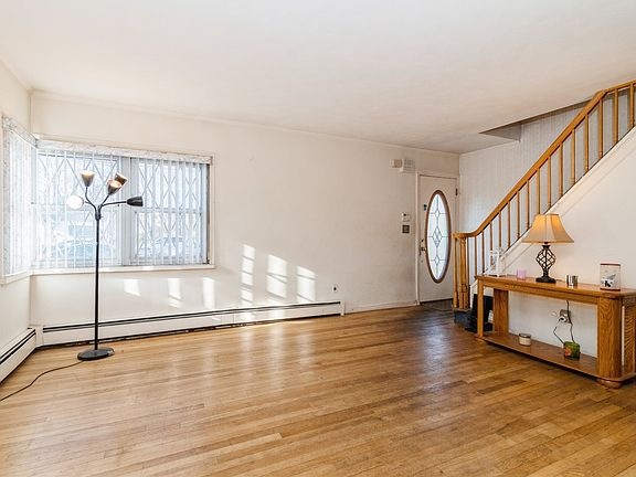4th image of 19 Secatogue Ave