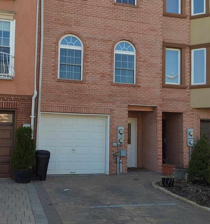 1st image of 196 Essex Dr