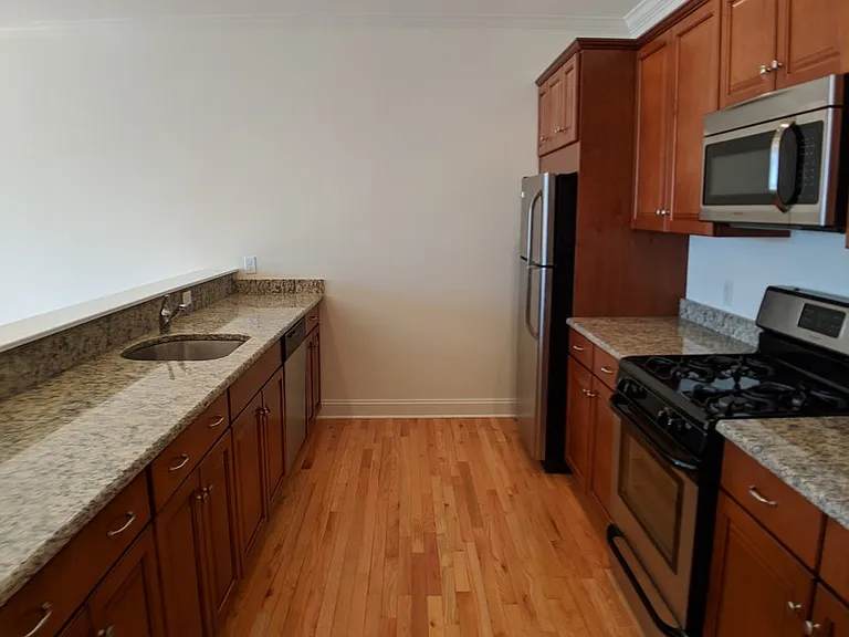 Suburban Square Apartments in the heart of Metuchen — Photo 7