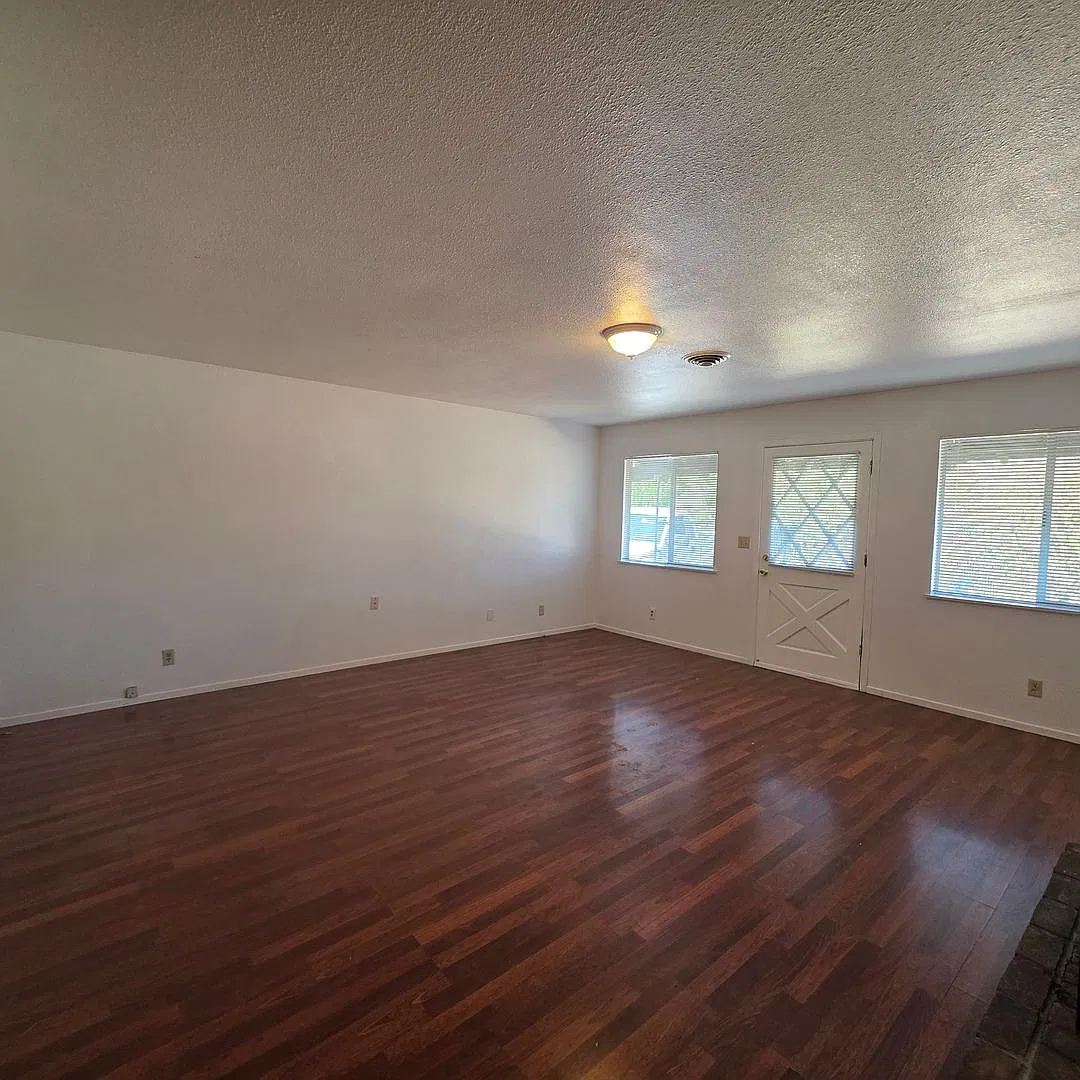 3 Bed 1.5 House With Fenced Yard — Photo 2