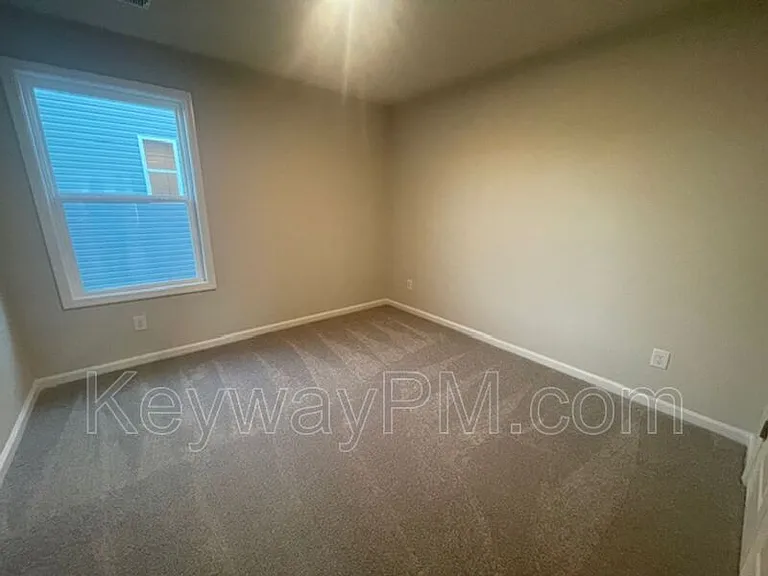 810 Manitou Cir — Photo 15
