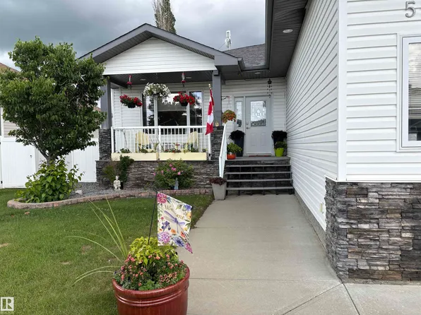 5528 43rd St, Lamont, AB T0B 2R0
