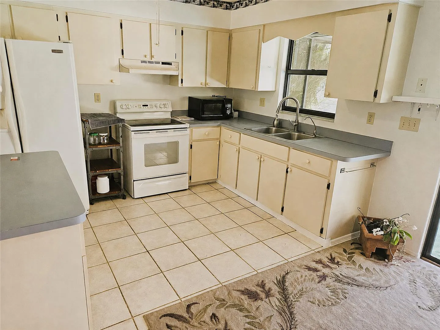 2 bed, 2.0 bath, 1340 sqft, $1,139 — Photo 2