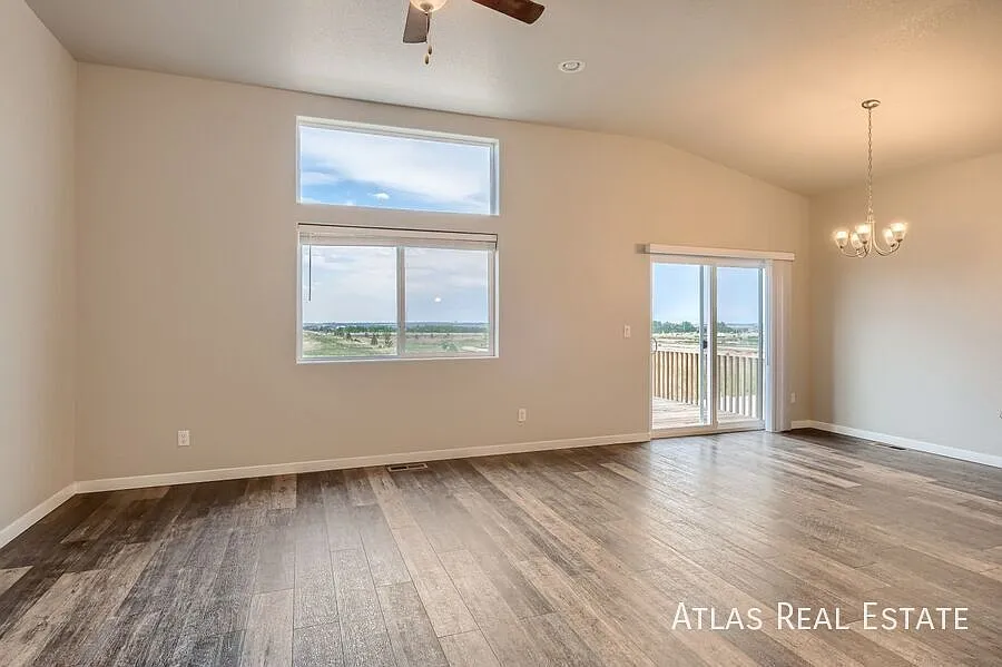 Beautiful 5 Bed/3 Bath House w/ Finished Basement in Beautiful Windsor Neighborhood! — Photo 3