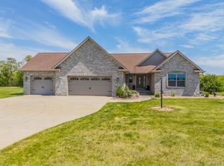 110 S California Rd, Pekin, IL 61554