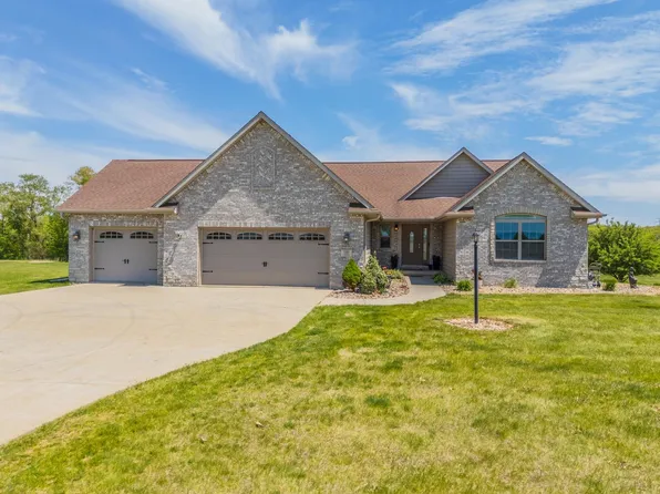 110 S California Rd, Pekin, IL 61554