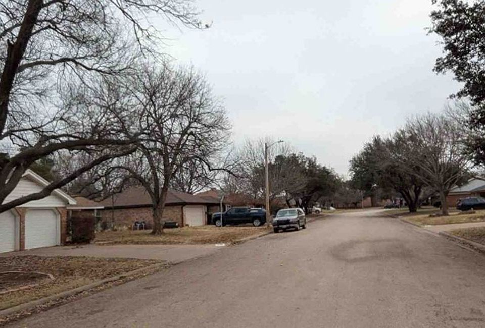 Exterior Neighborhood (street photo)