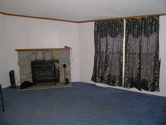 Large Living Room, W/ Gas Log Fireplace