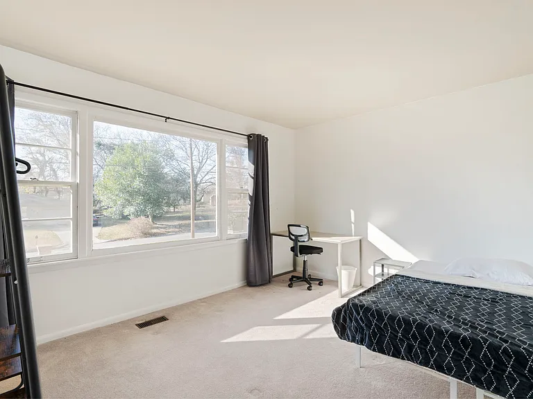 2219 Euclid Rd NW — Photo 2