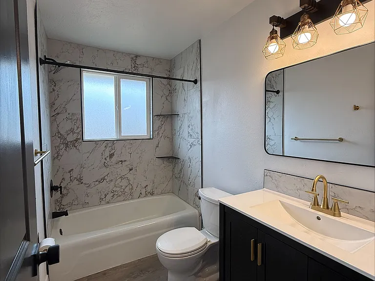 8613 - Luxury Bathroom