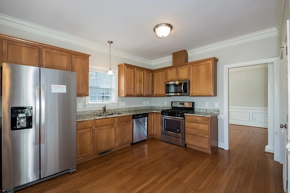 3 bed, 2.0 bath, 2160 sqft, $2,120 — Photo 4