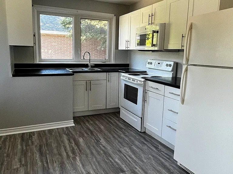 183 Wellington St E #1 — Photo 8