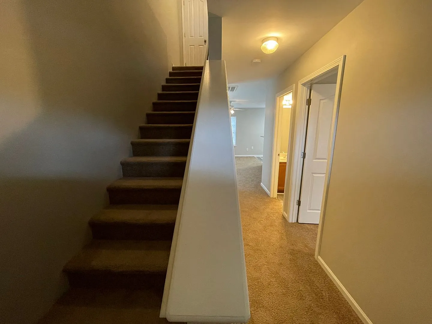Spacious 4 bedroom, 2 full bath, 2 story town home — Photo 3
