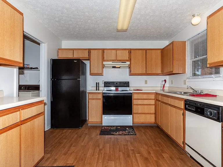 Hoosier Court Apartments — Photo 42