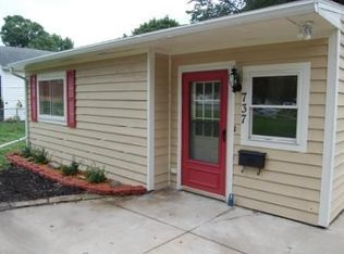 737 37th St NE, Cedar Rapids, IA 52402