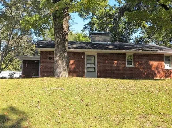 2131 Hill Crest Dr, Highland, IL 62249