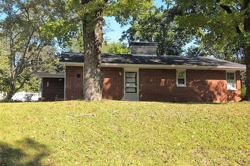 2131 Hill Crest Dr photo 1