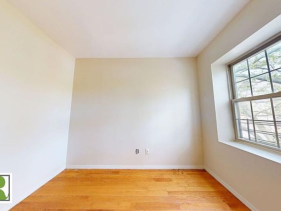 4th image of 1392 E 18th St