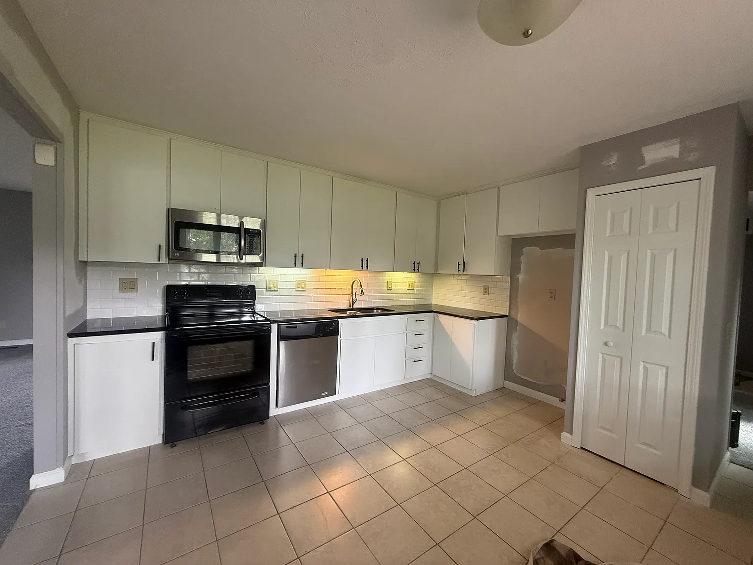 3 bed, 1826 sqft, $2,100 — Photo 4