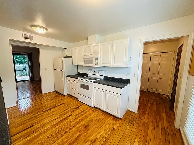 103 Huntington Ln — Photo 4