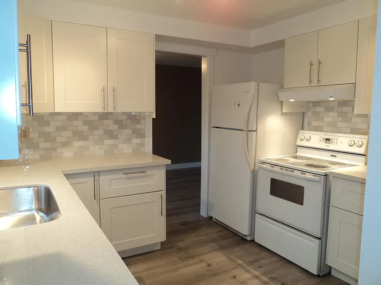 865 NE Scott Ct — Photo 5