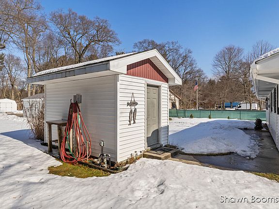 3rd image of 2791 Lakeshore Rd