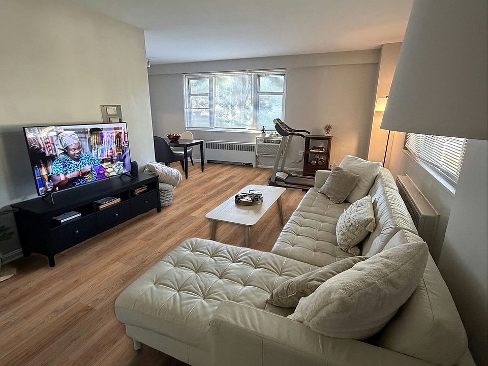 1st image of 11819 Edgewater Dr #219