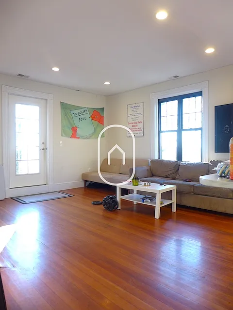 5 bed, 2.5 bath, 9999 sqft, $5,000 — Photo 3