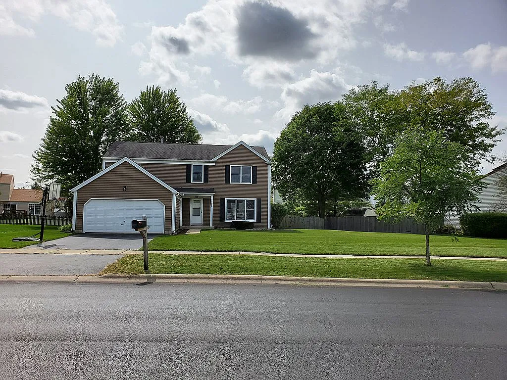 1136 Woodlake Dr photo 1