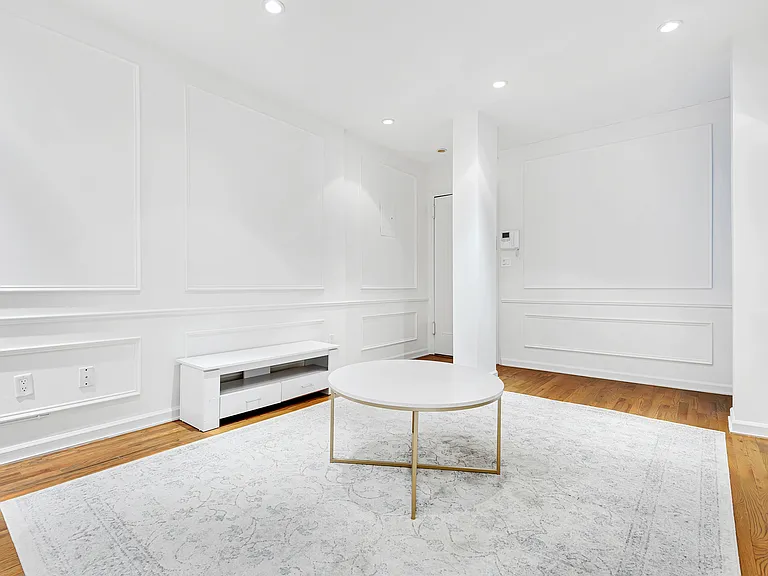 226 E 70th St #3G — Photo 4