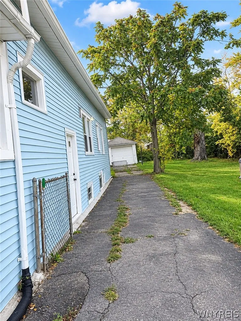 3 bed, 1.0 bath, 1328 sqft, $1,600 — Photo 2