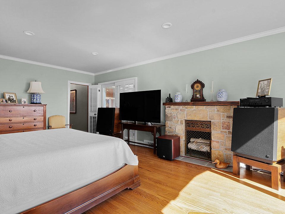 52nd image of 1001 Fleetwood Dr