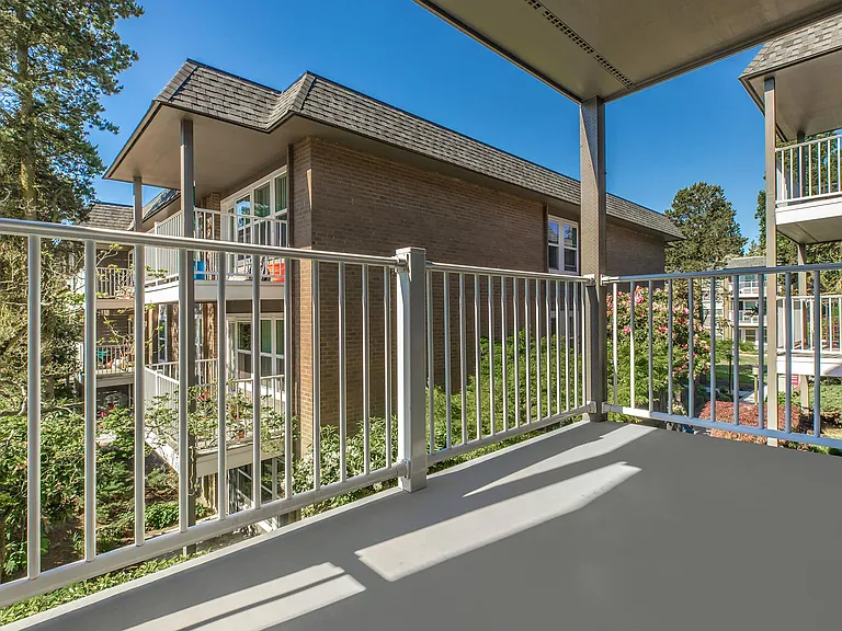 Corinthian Apartments — Photo 40