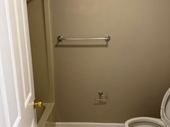 4th image of 405 Holly Tree Ct