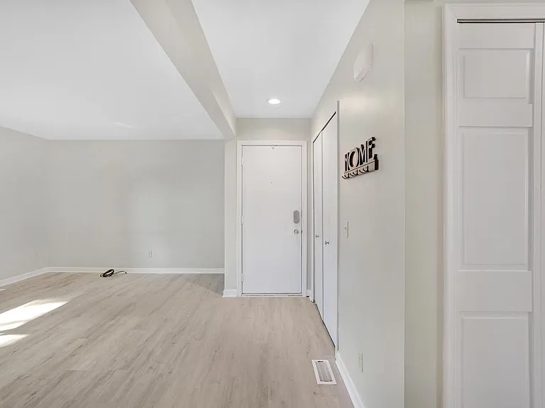 1115 Laura Dr — Photo 10