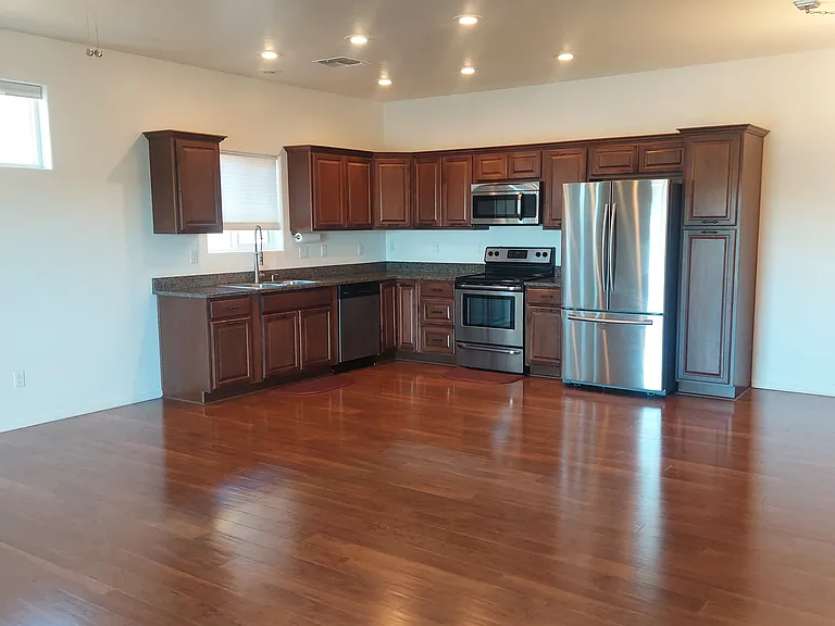 713 W Summit St — Photo 5