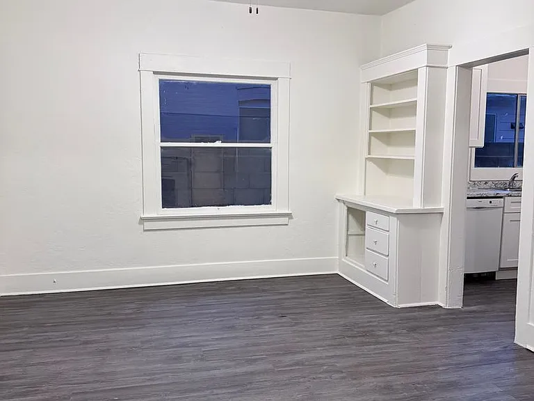 1216 E Pierce St — Photo 2