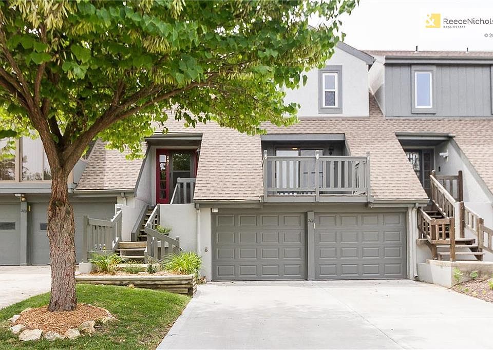 Beautifully maintained grounds and shared green space- plenty of space to walk your pets!