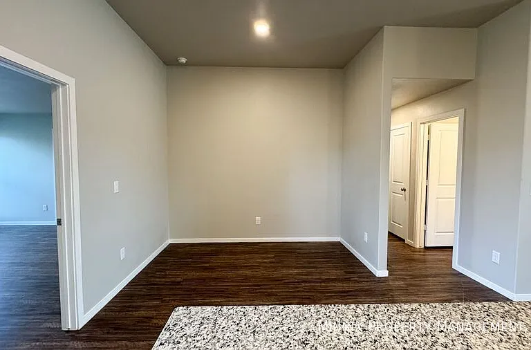 2033 Kenwood Ave — Photo 6
